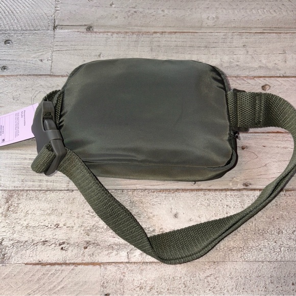 Wild Fable Women's Olive Green Small Fanny Pack Bag Adjustable Strap, NWT - Picture 7 of 12